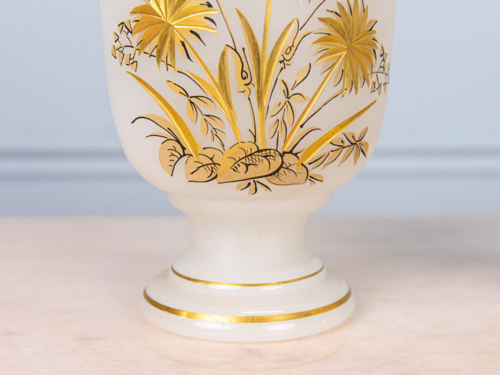 Антикварні вази з опалового скла