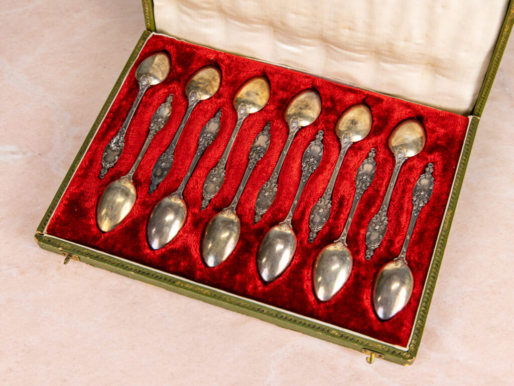 Антикварний набір срібних ложок