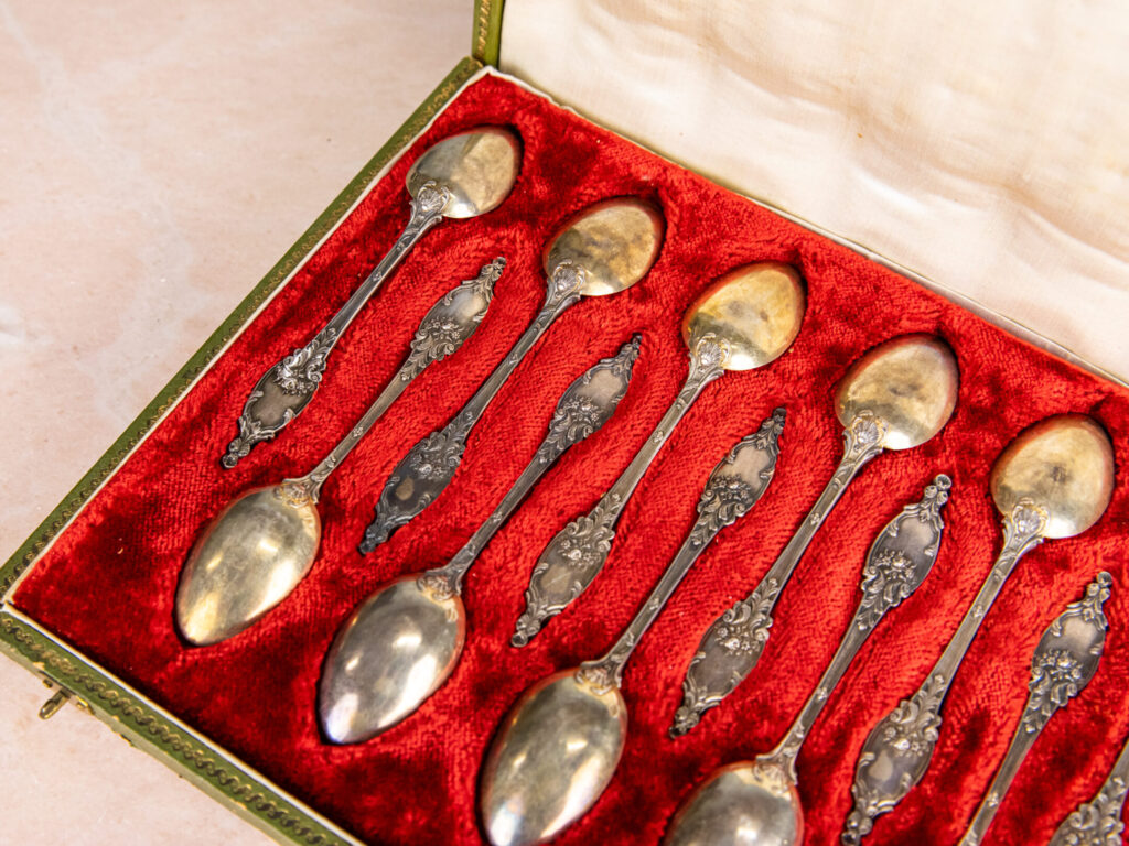 Антикварний набір срібних ложок