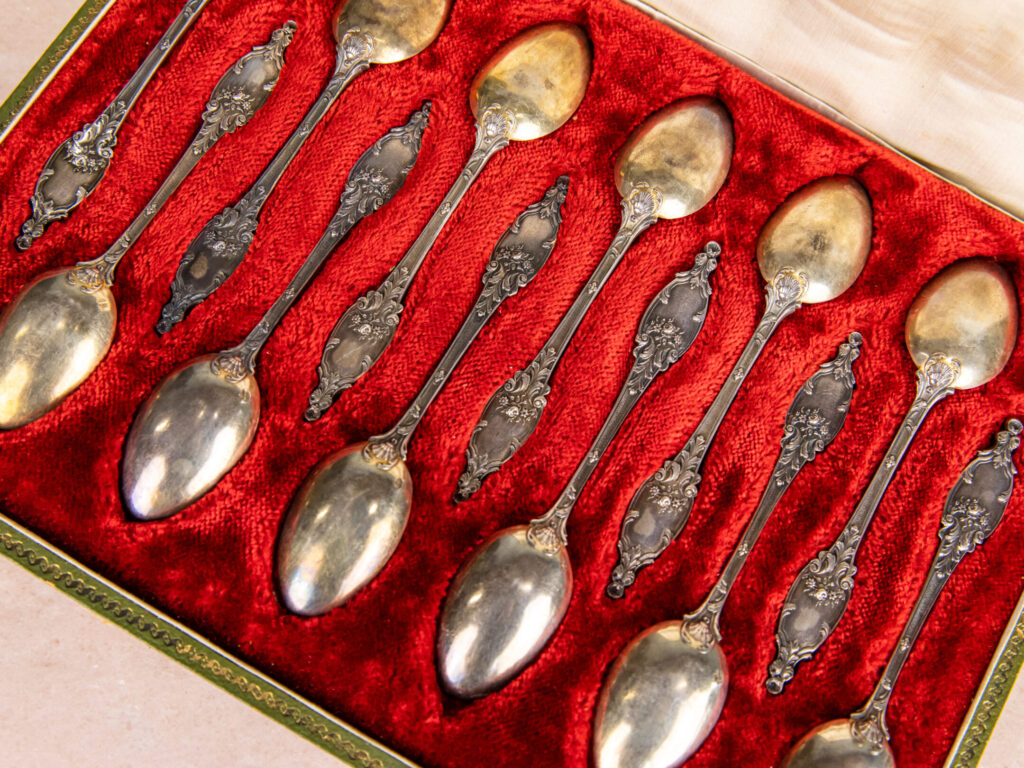 Антикварний набір срібних ложок
