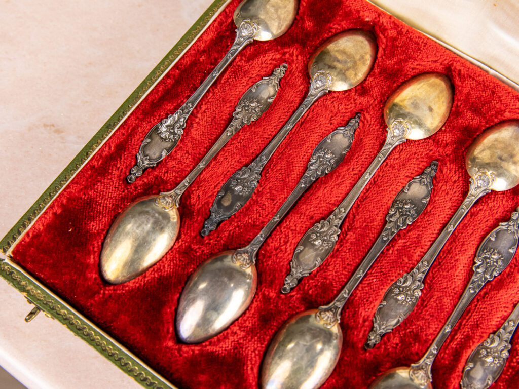 Антикварний набір срібних ложок