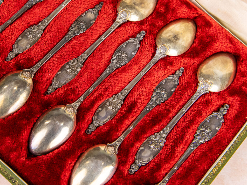Антикварний набір срібних ложок