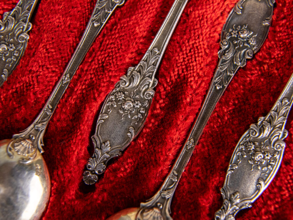 Антикварний набір срібних ложок