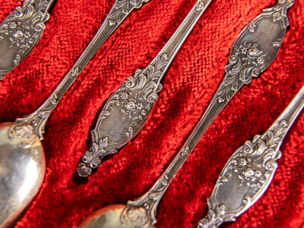 Антикварний набір срібних ложок