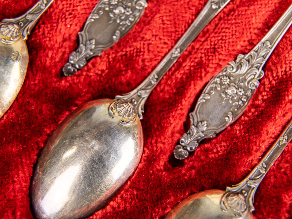 Антикварний набір срібних ложок
