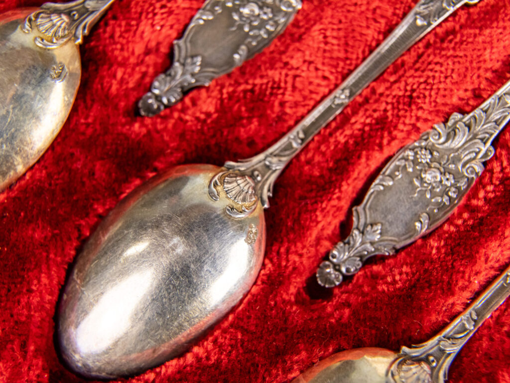 Антикварний набір срібних ложок