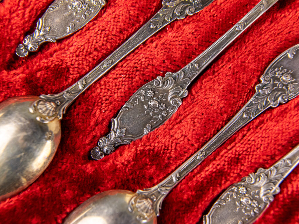Антикварний набір срібних ложок
