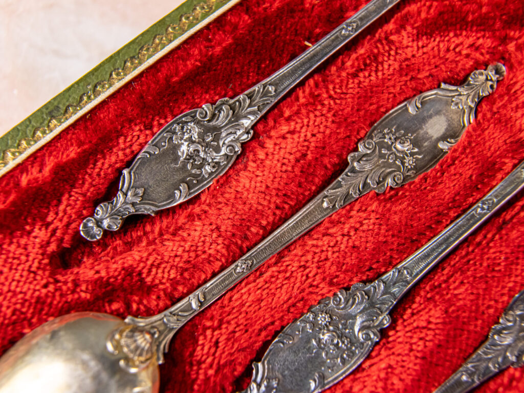 Антикварний набір срібних ложок