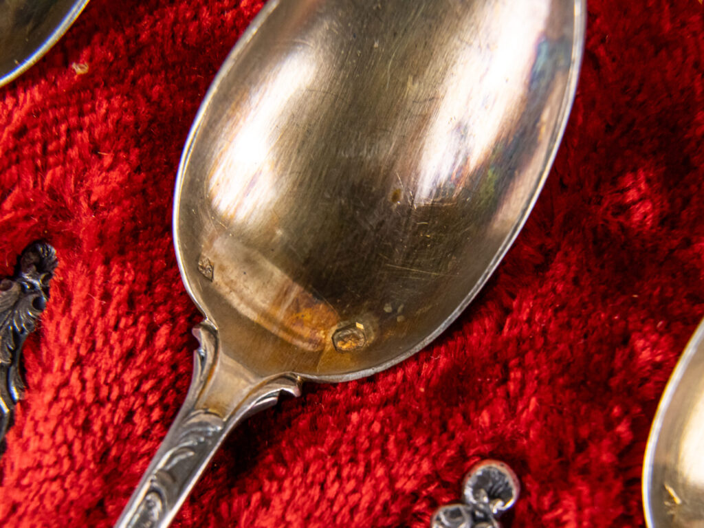 Антикварний набір срібних ложок