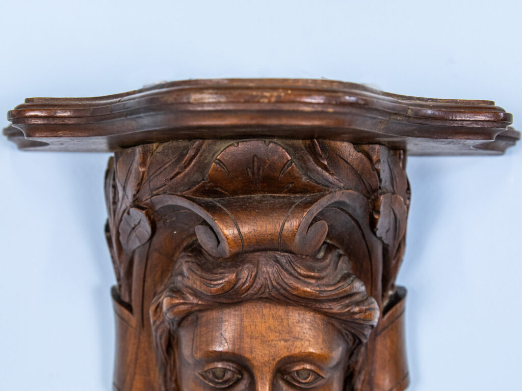 BN4A0930 Антикварна поличка-консоль