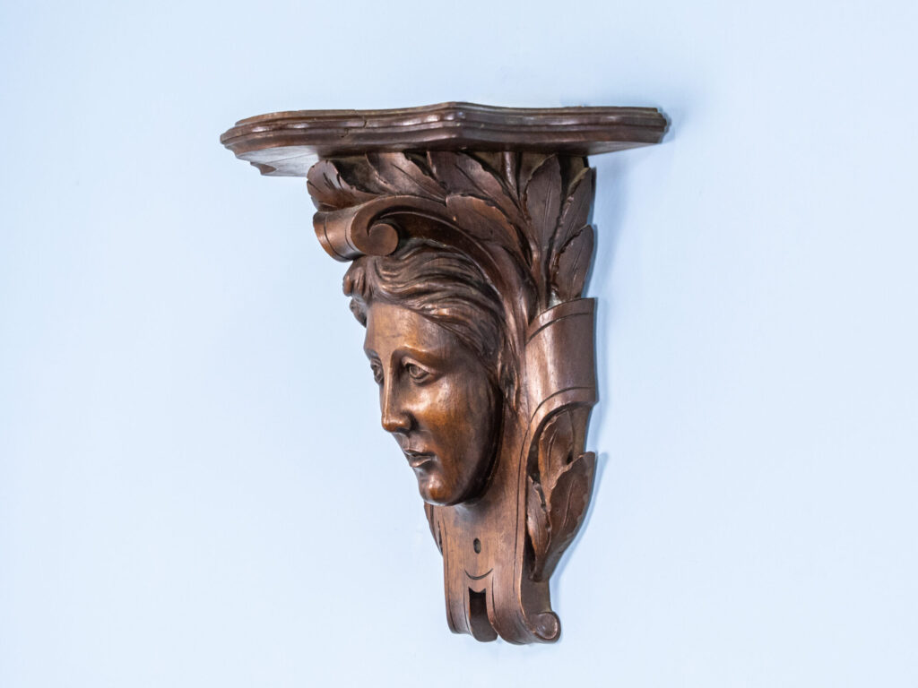 BN4A0931 Антикварна поличка-консоль