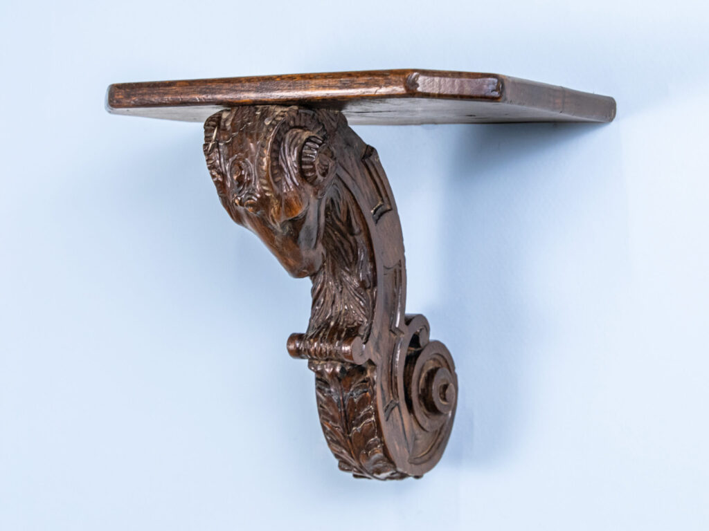 BN4A0983 Антикварна поличка-консоль