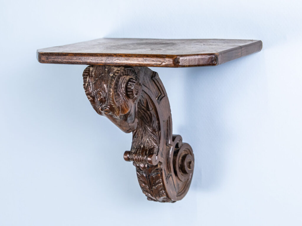 BN4A0985 Антикварна поличка-консоль