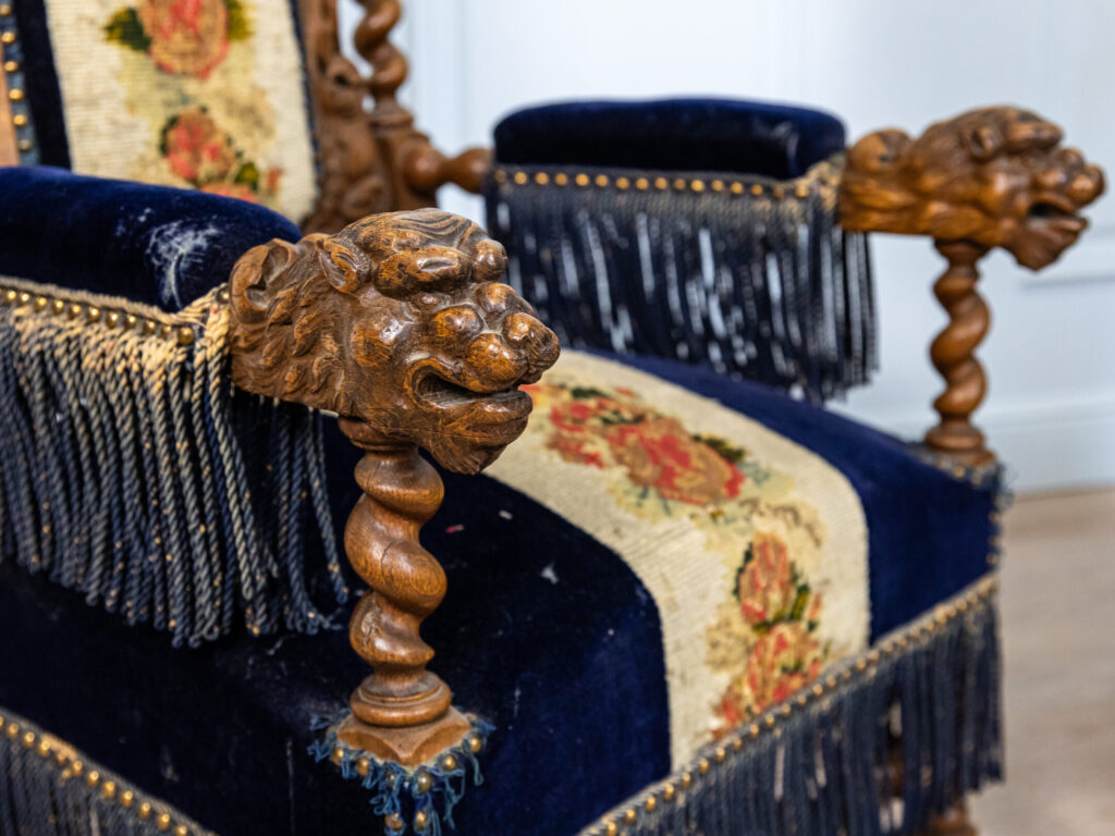 Пара антикварних крісел у стилі Неоренесансу