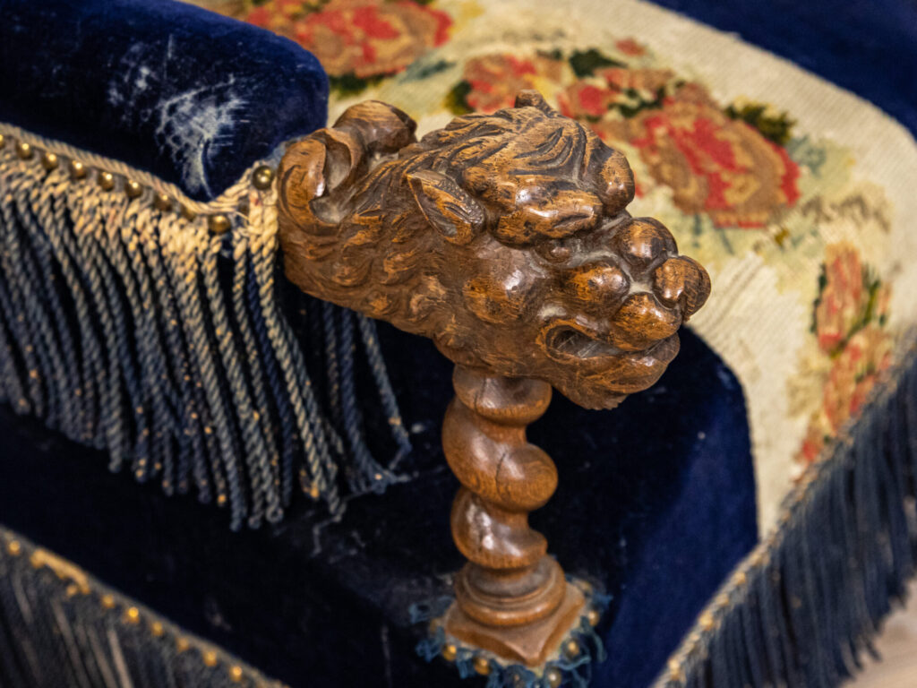 Пара антикварних крісел у стилі Неоренесансу