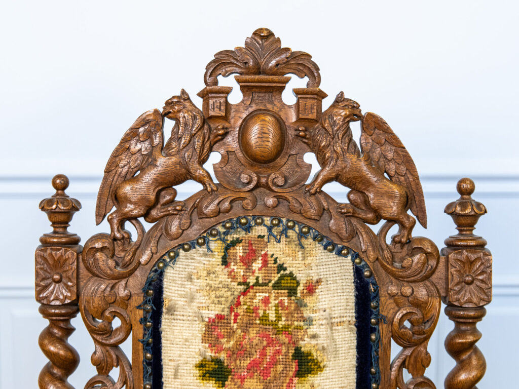 Пара антикварних крісел у стилі Неоренесансу