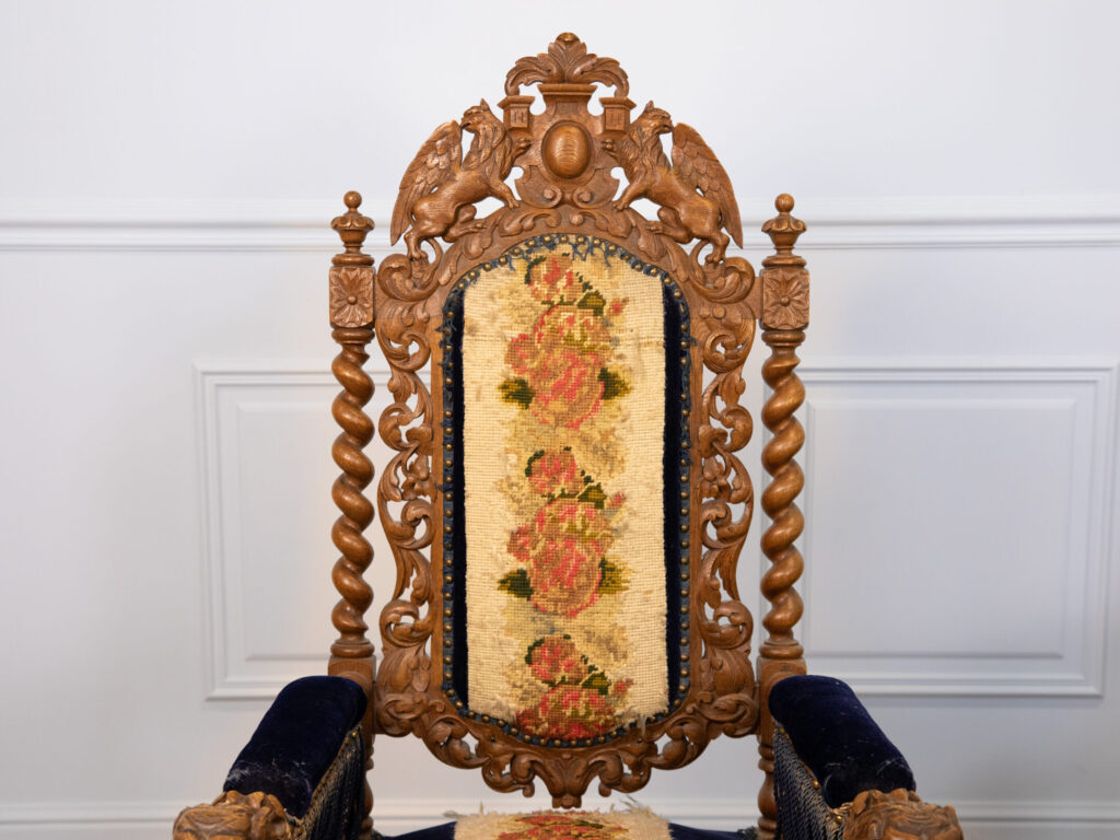 Пара антикварних крісел у стилі Неоренесансу