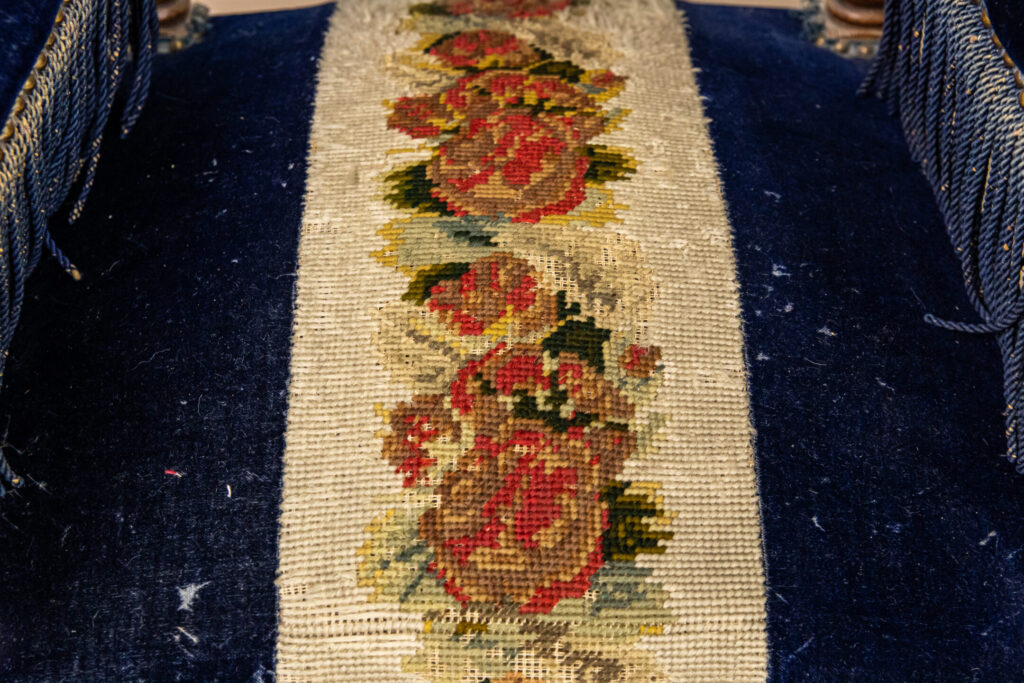 Пара антикварних крісел у стилі Неоренесансу