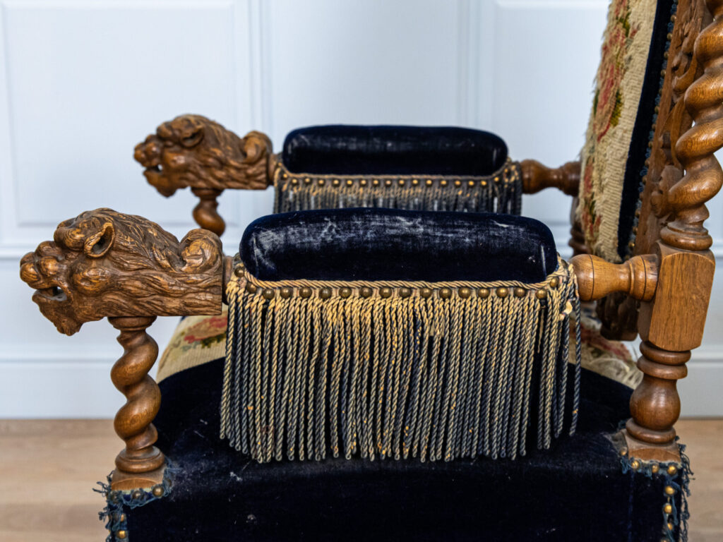 Пара антикварних крісел у стилі Неоренесансу