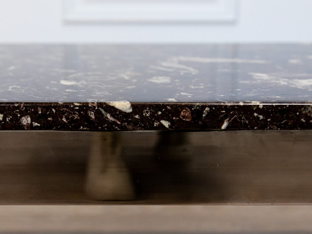 Вінтажний журнальний столик з мармуровою стільницею