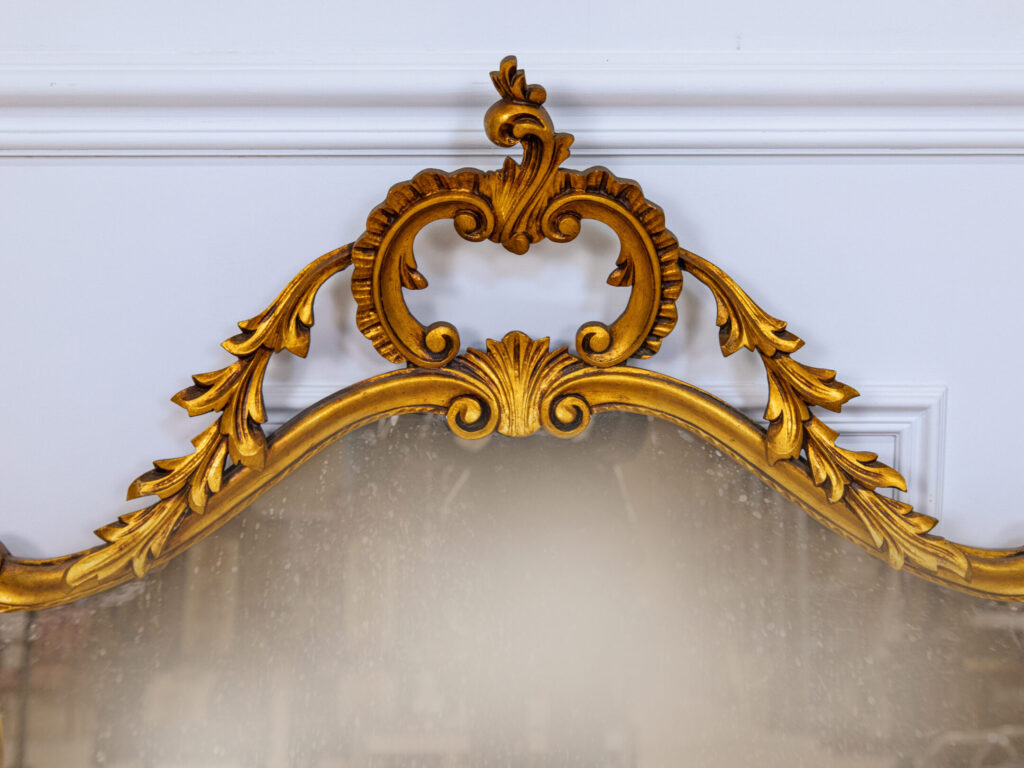 Антикварное зеркало в стиле рококо