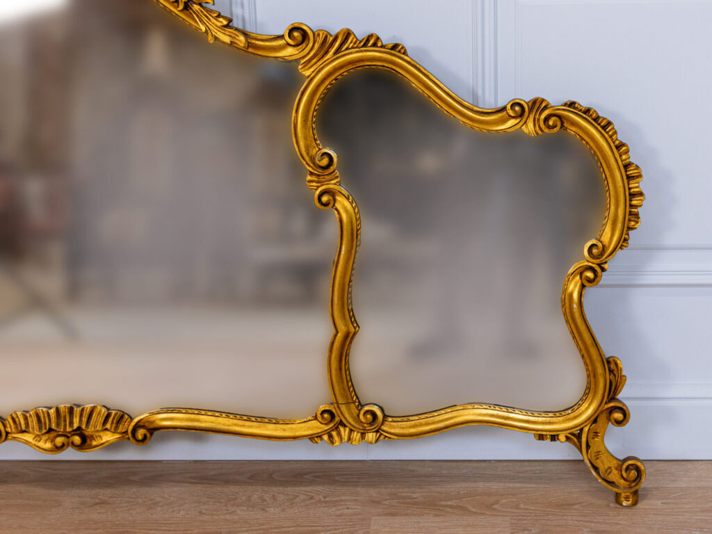Антикварное зеркало в стиле рококо