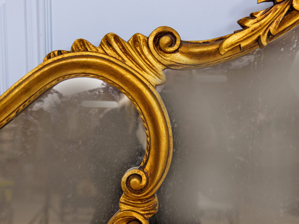 Антикварное зеркало в стиле рококо