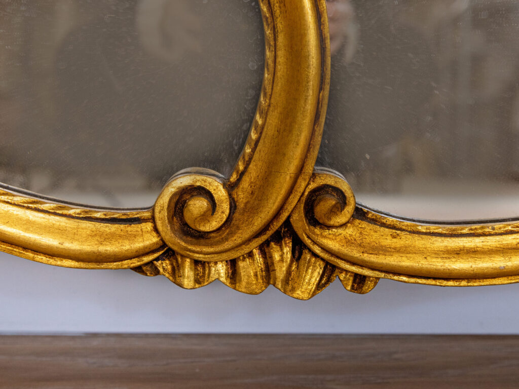 Антикварное зеркало в стиле рококо