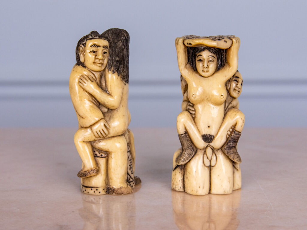 Антикварні еротичні скульптури (shunga) зі слонової кістки
