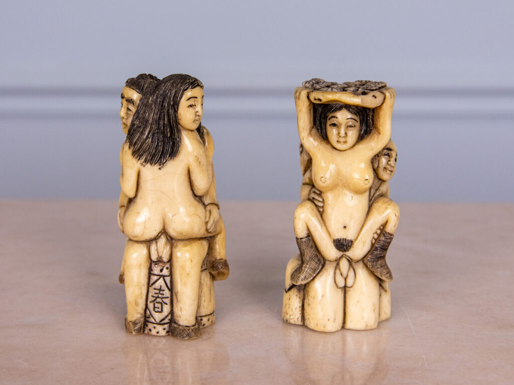 Антикварні еротичні скульптури (shunga) зі слонової кістки