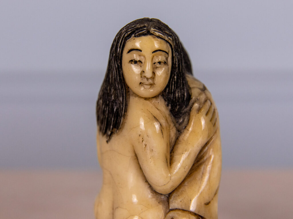 Антикварні еротичні скульптури (shunga) зі слонової кістки