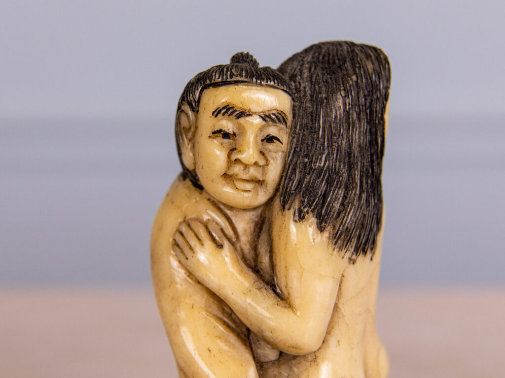 Антикварні еротичні скульптури (shunga) зі слонової кістки