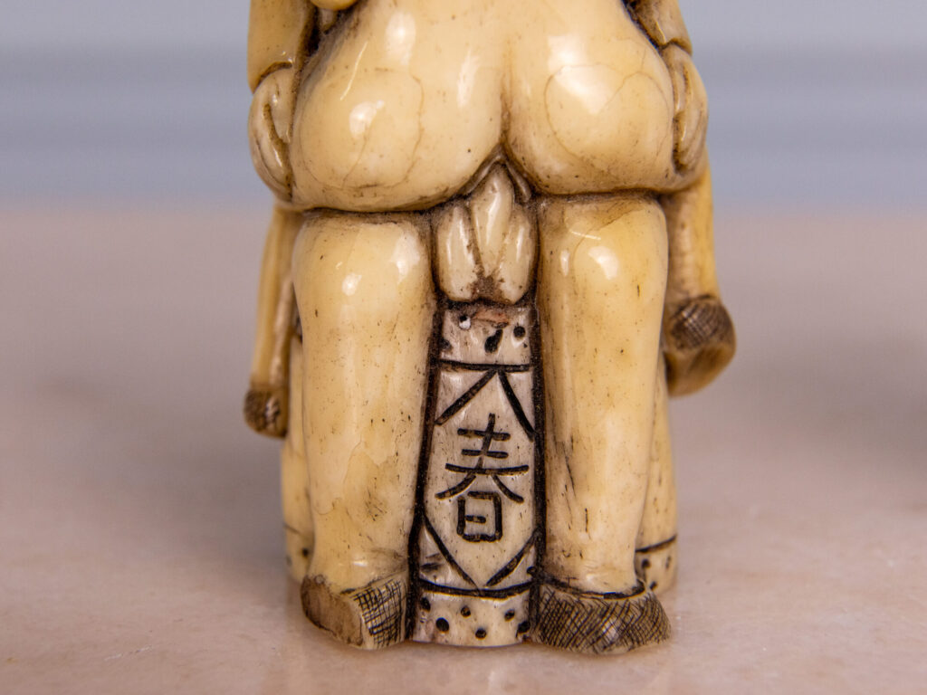 Антикварні еротичні скульптури (shunga) зі слонової кістки