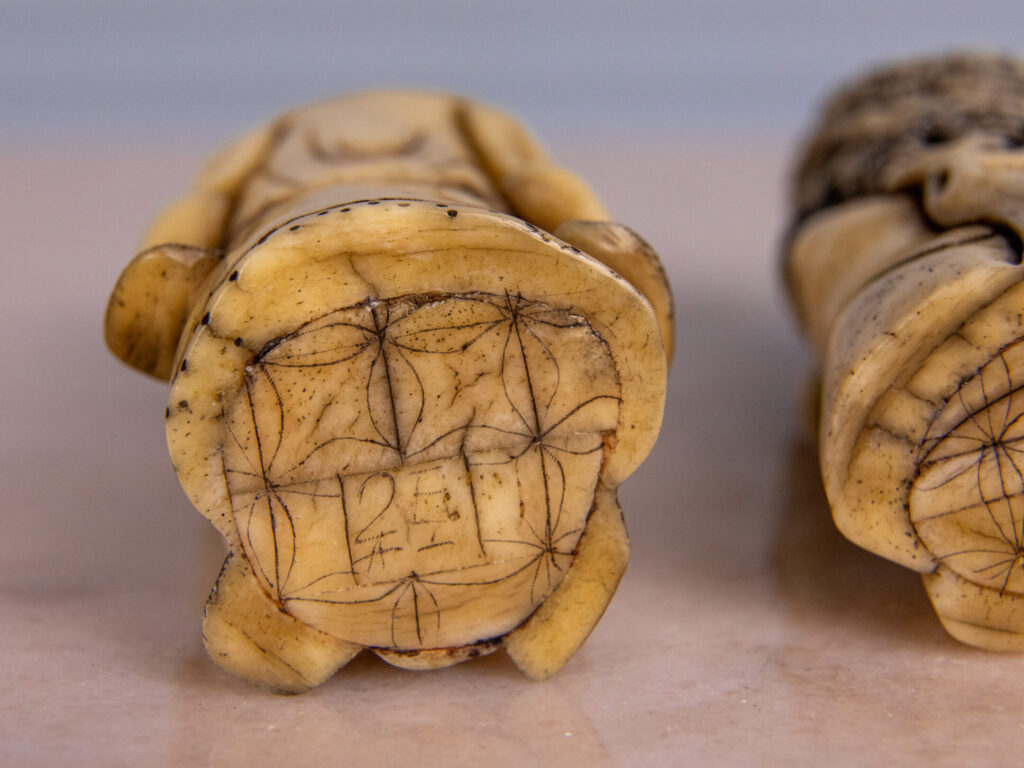 Антикварні еротичні скульптури (shunga) зі слонової кістки