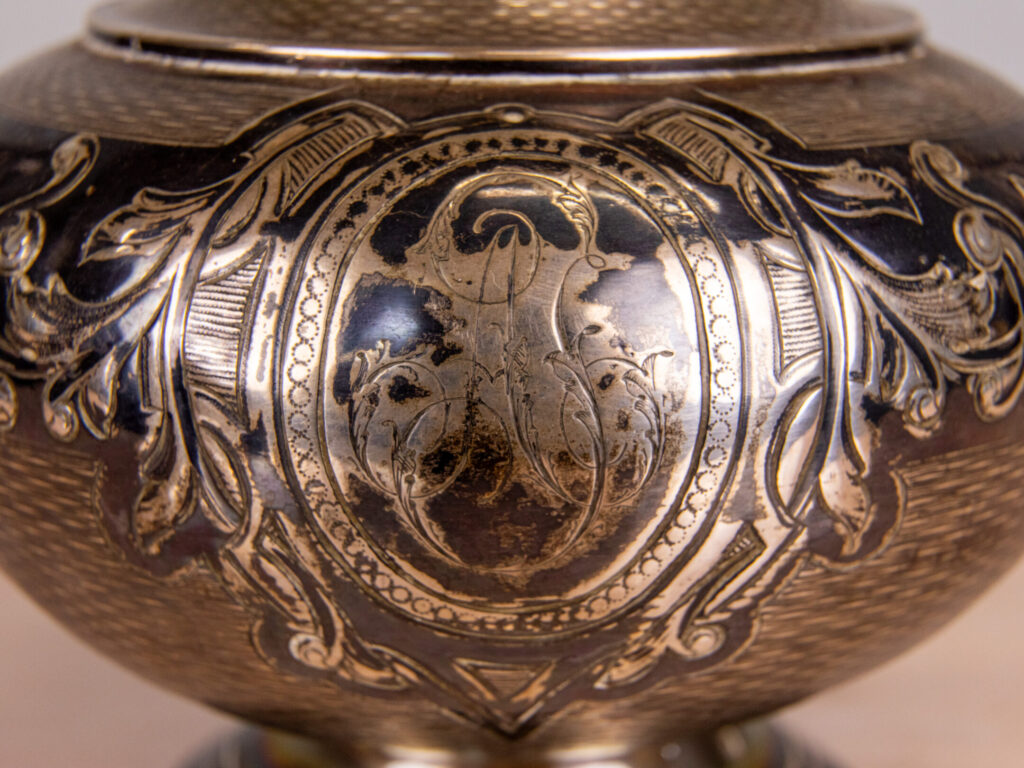 Антикварный серебряный чайник в стиле Ампир