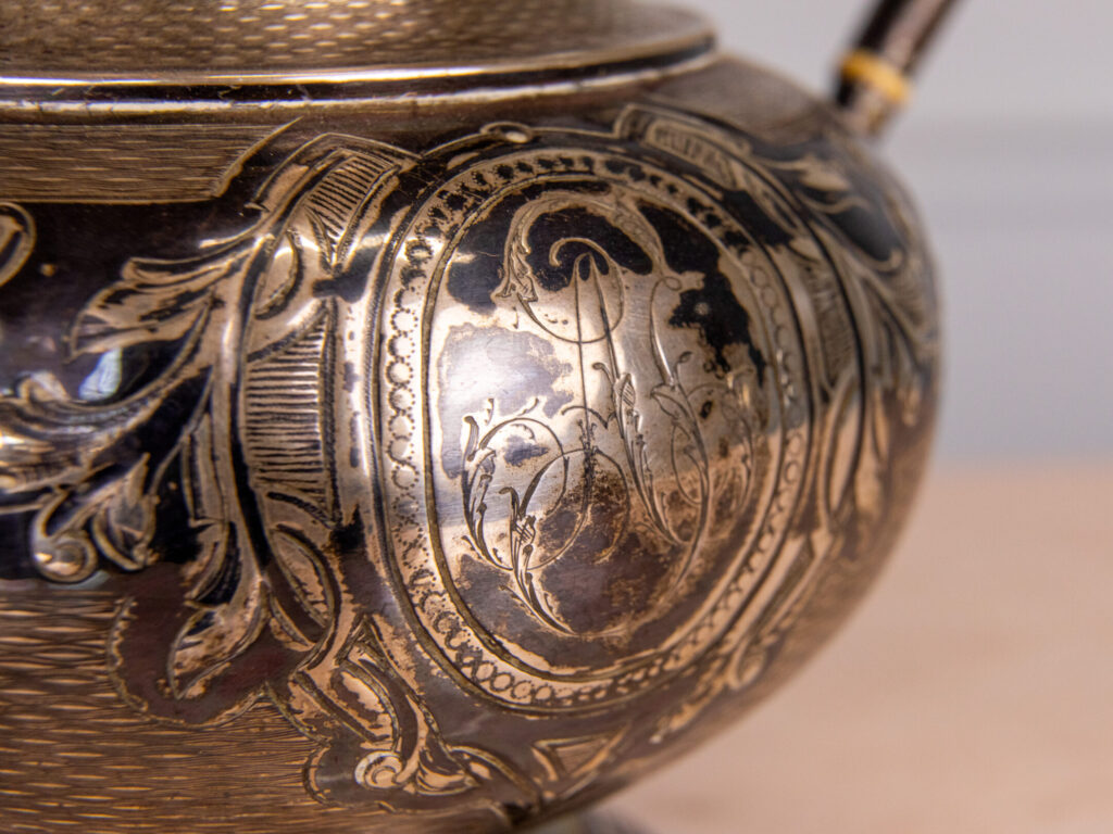 Антикварный серебряный чайник в стиле Ампир