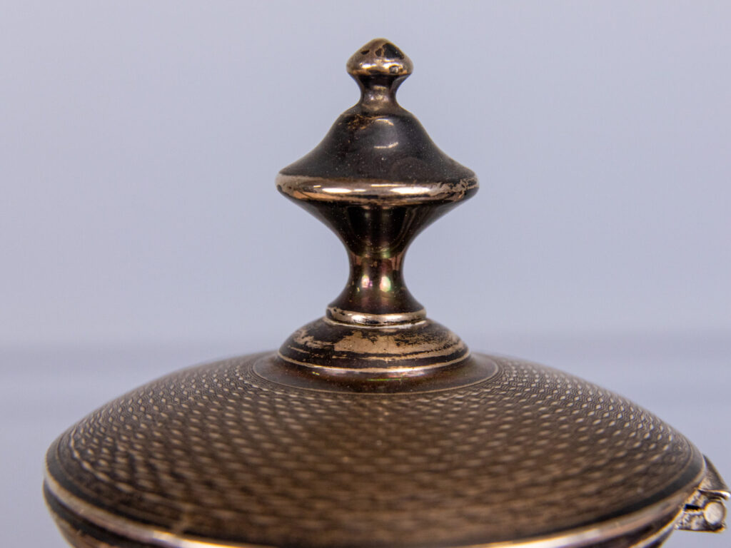 Антикварный серебряный чайник в стиле Ампир