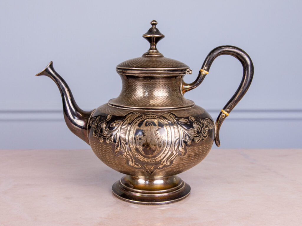 Антикварный серебряный чайник в стиле Ампир