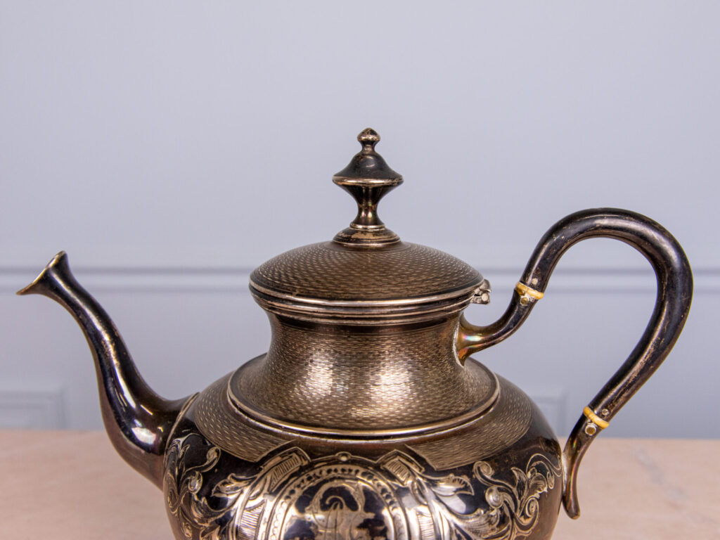 Антикварный серебряный чайник в стиле Ампир