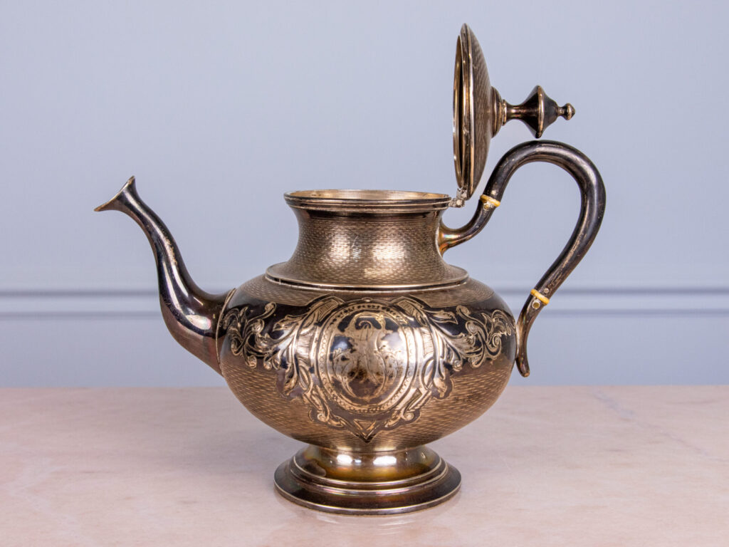 Антикварный серебряный чайник в стиле Ампир