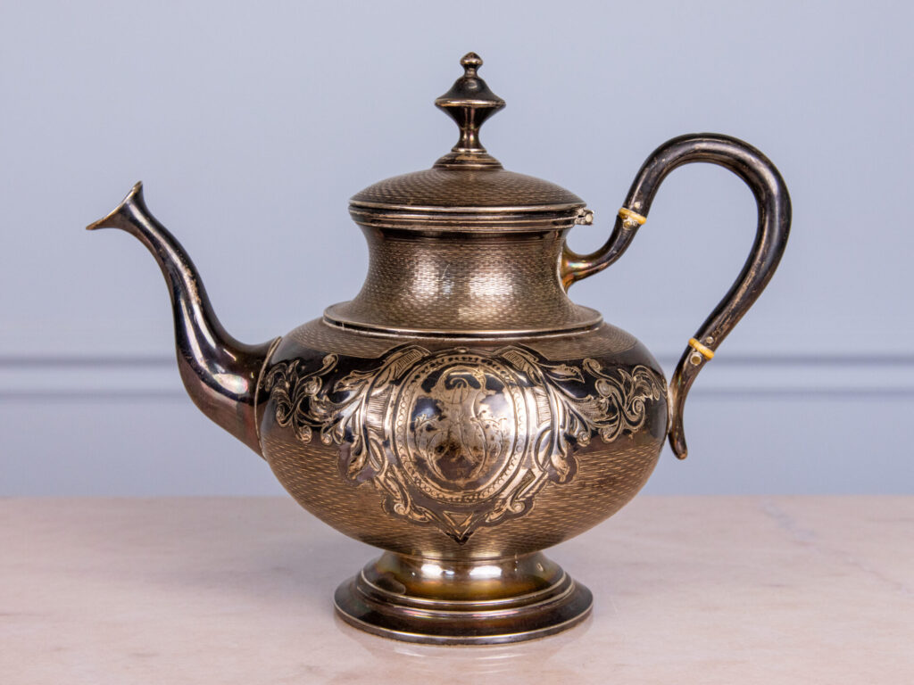 Антикварный серебряный чайник в стиле Ампир