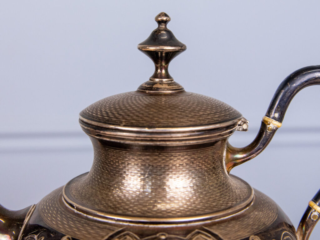 Антикварный серебряный чайник в стиле Ампир