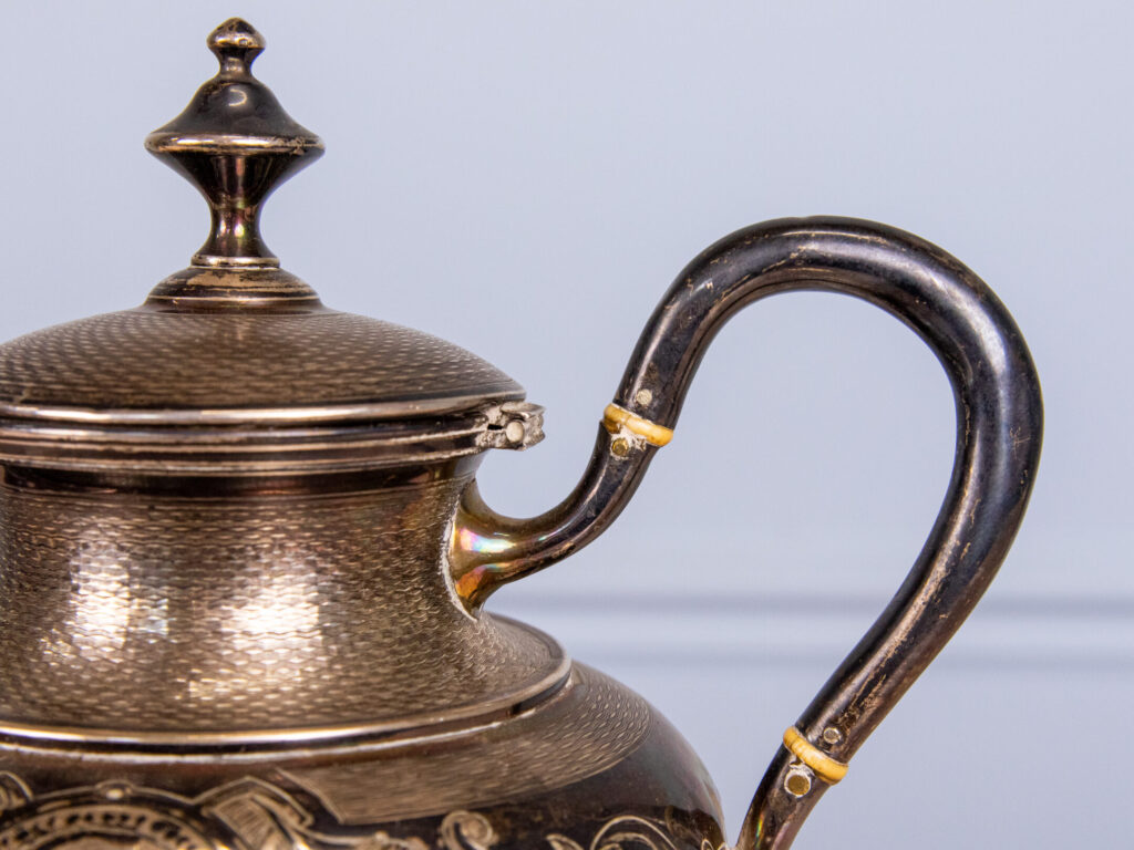 Антикварный серебряный чайник в стиле Ампир