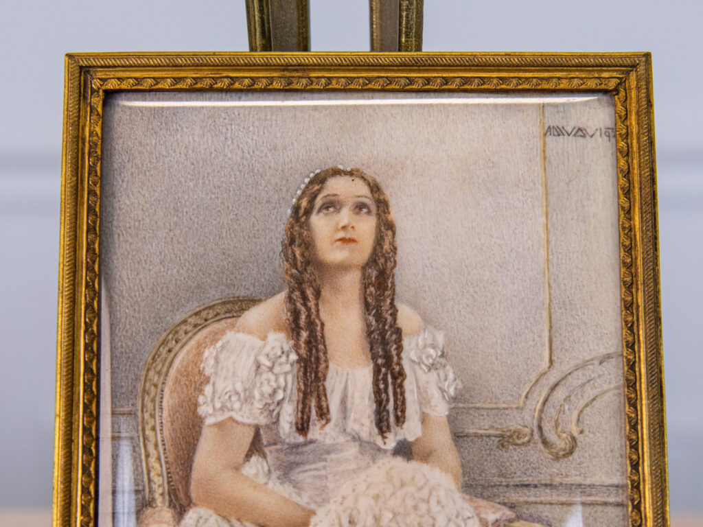 BN4A1616 Антикварний мініатюрний портрет на слоновій кістці