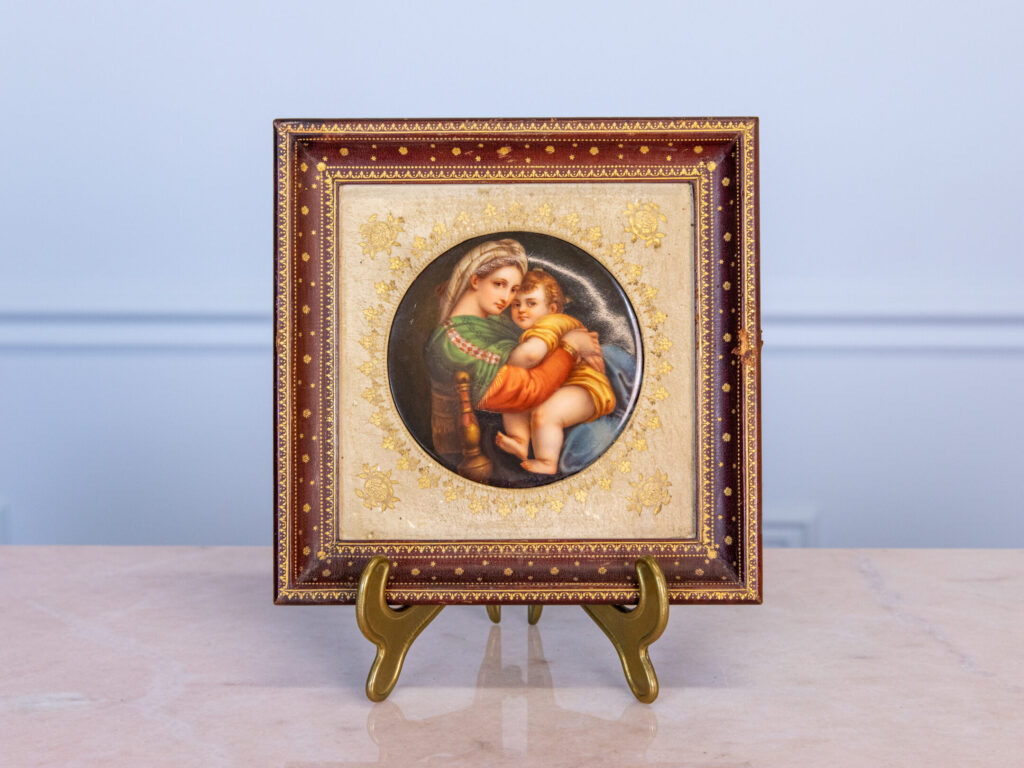 Антикварна порцелянова плакетка «Мадонна в кріслі»