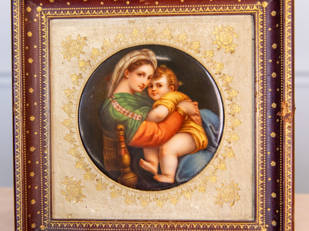 Антикварна порцелянова плакетка «Мадонна в кріслі»