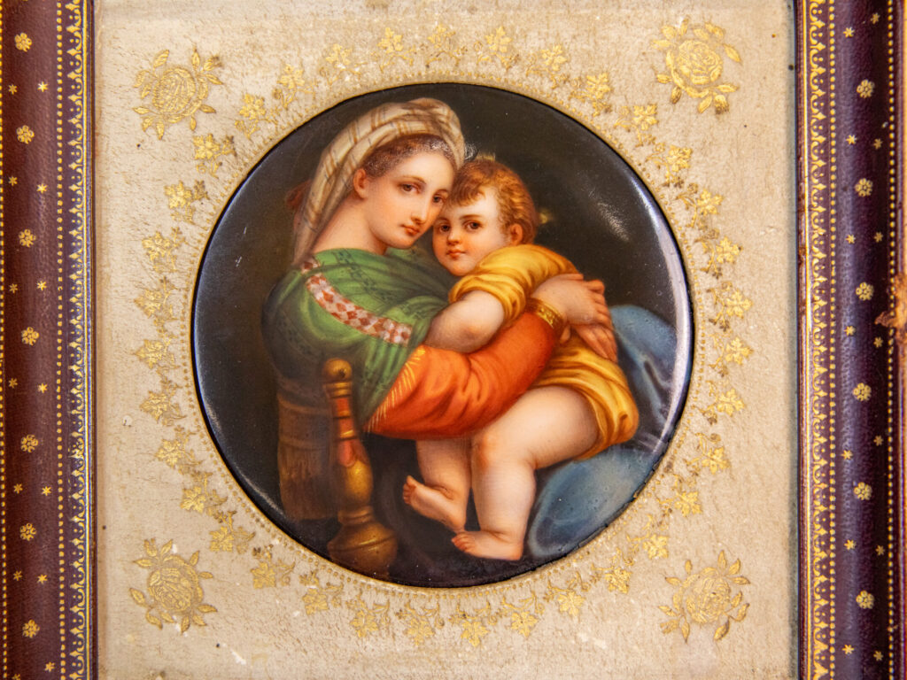 Антикварна порцелянова плакетка «Мадонна в кріслі»