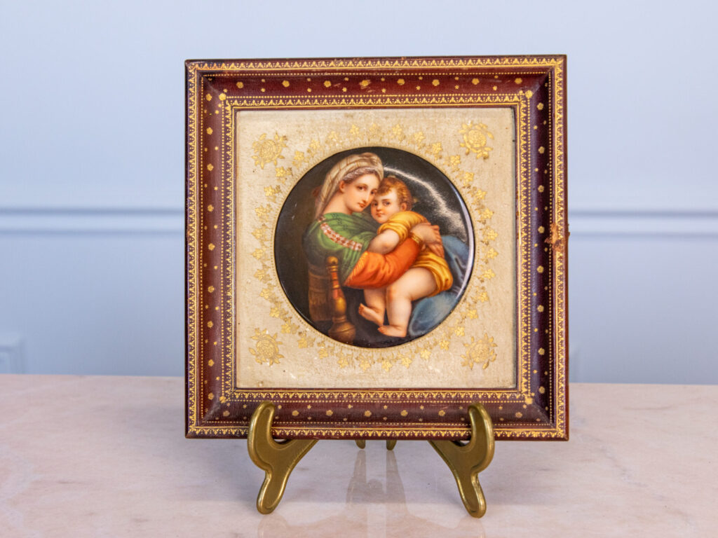 Антикварна порцелянова плакетка «Мадонна в кріслі»