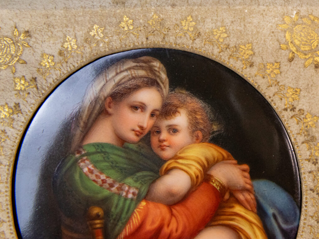 Антикварна порцелянова плакетка «Мадонна в кріслі»