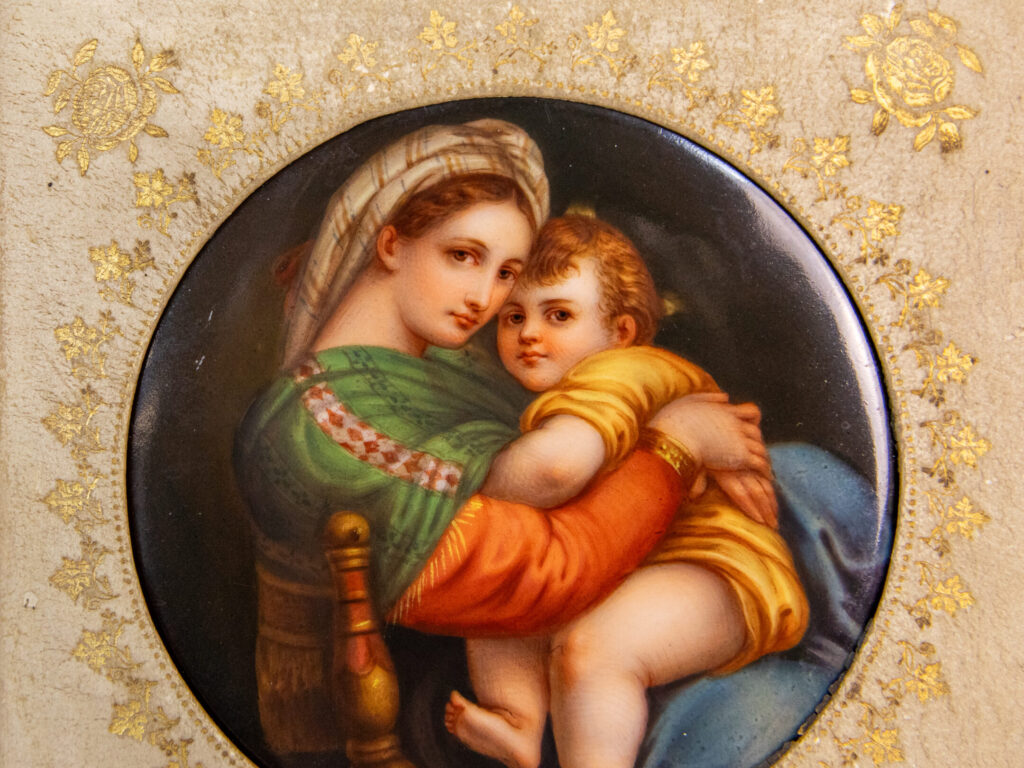 Антикварна порцелянова плакетка «Мадонна в кріслі»